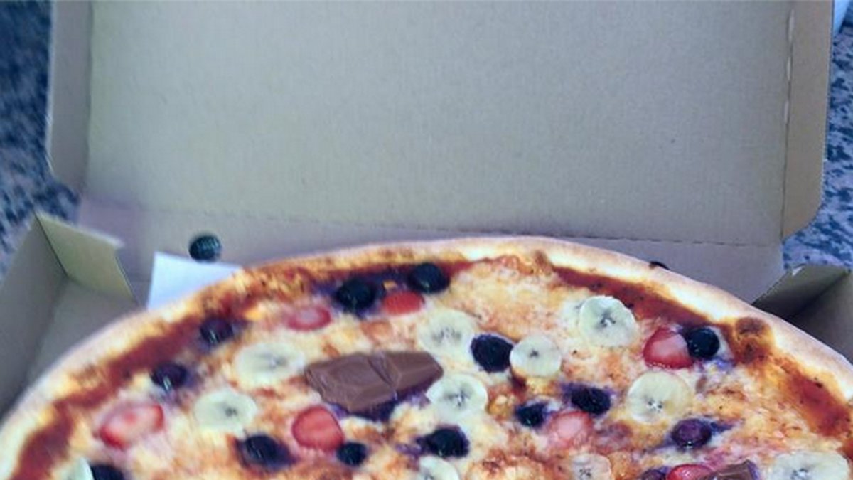 Den populäraste pizzan, Adriana, med banan, blåbär, jordgubbar och mjölkchoklad. 